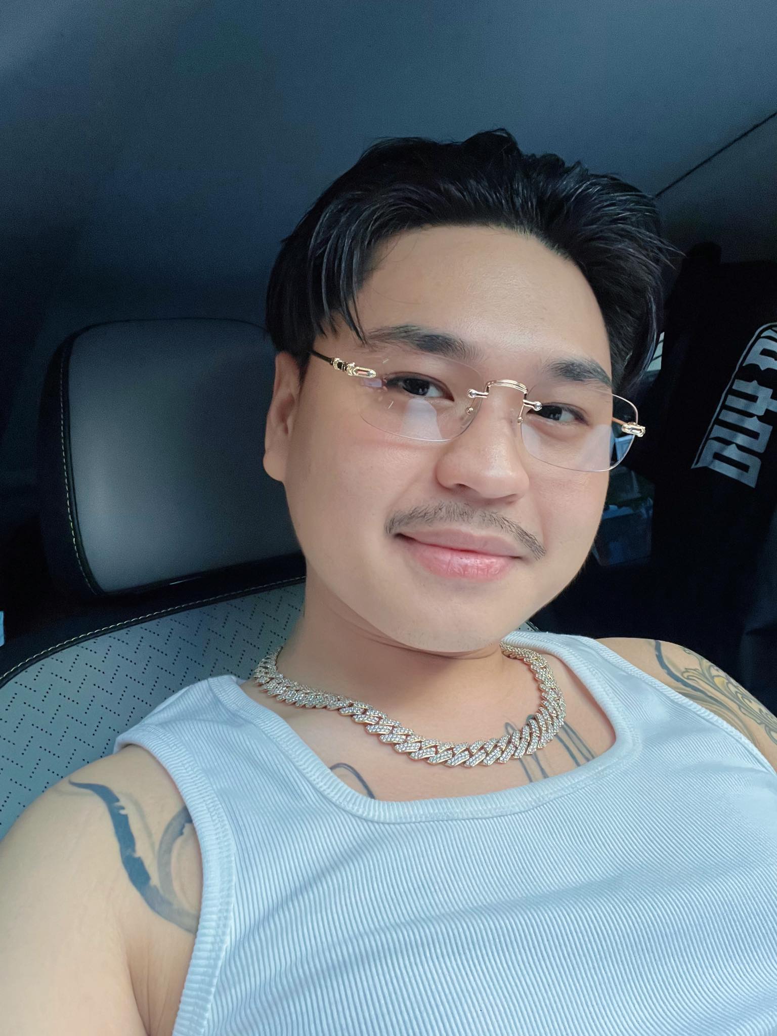 Nam ca sĩ Việt quấn quýt bên vợ hơn 8 tuổi, có 2 con riêng như thuở mới yêu- Ảnh 1.