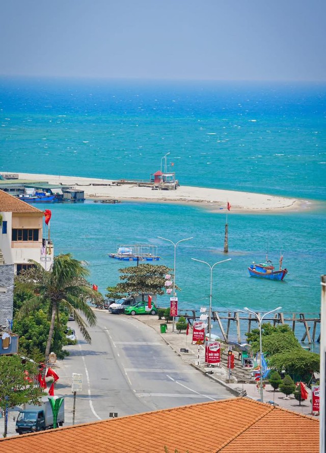 Bức ảnh nước biển "xanh như ngọc" khiến nhiều du khách trầm trồ: Không phải ở Nha Trang hay Phú Quốc- Ảnh 1.