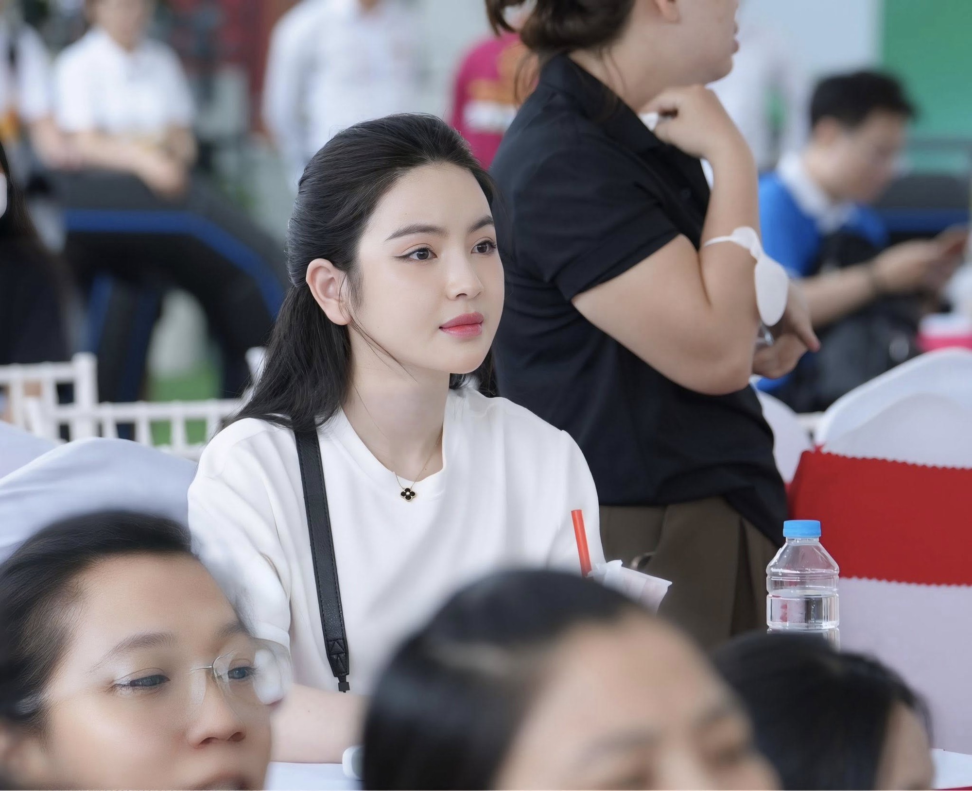 Nhan sắc của bà xã Quang Hải lại... gây xôn xao- Ảnh 2.