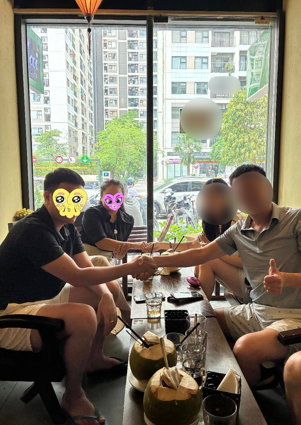 Toàn cảnh vụ chặn thang máy đòi tai nghe của Gia đình PTTC: Tai nghe không phải là thứ duy nhất bị mất- Ảnh 4. Toàn cảnh vụ chặn thang máy đòi tai nghe của Gia đình PTTC: Tai nghe không phải là thứ duy nhất bị mất- Ảnh 4.