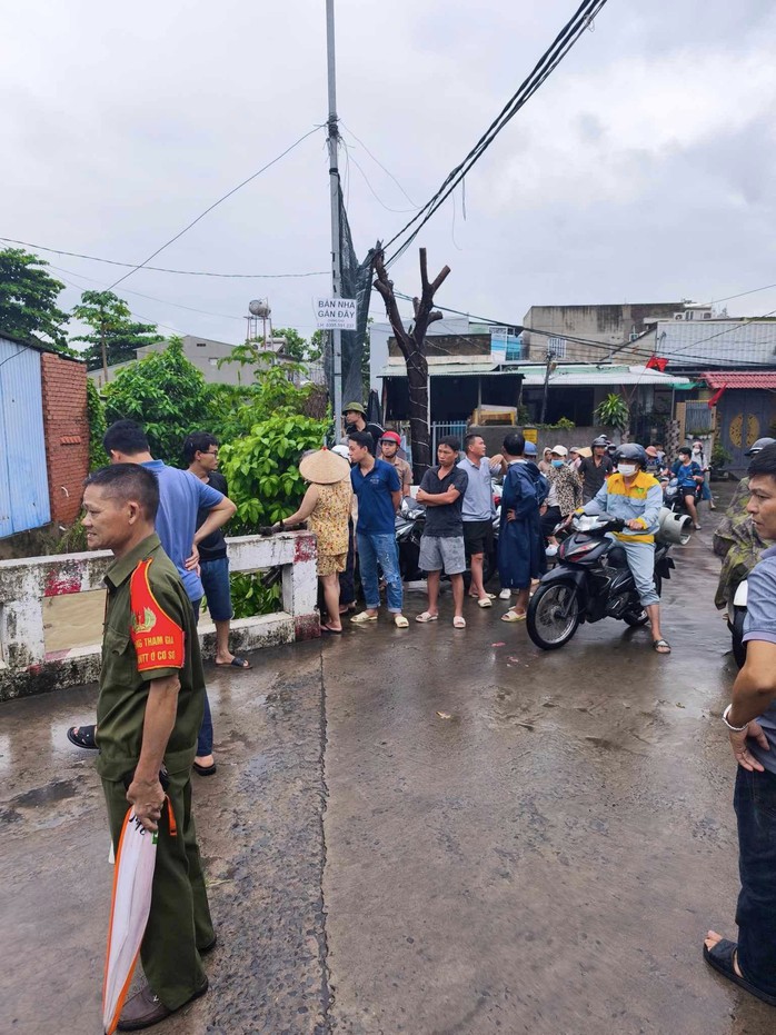 Đang tìm kiếm bé gái 10 tuổi bị nước cuốn trôi, nhiều nơi ở TP Biên Hòa ngập nặng- Ảnh 1. Đang tìm kiếm bé gái 10 tuổi bị nước cuốn trôi, nhiều nơi ở TP Biên Hòa ngập nặng- Ảnh 1.