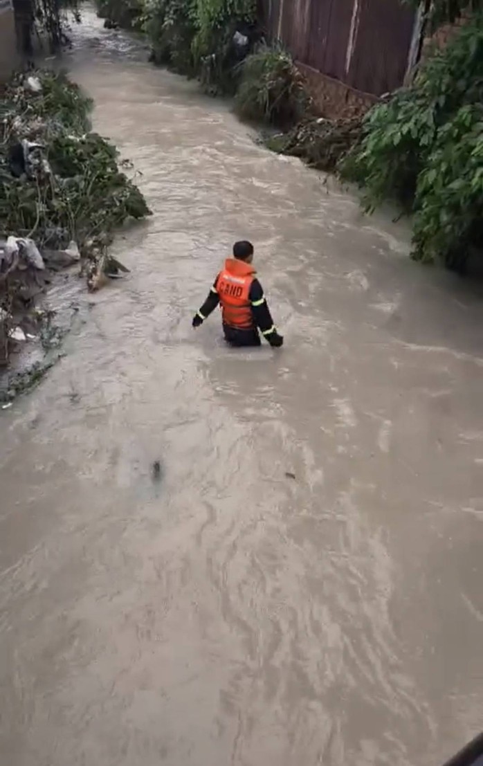 Đang tìm kiếm bé gái 10 tuổi bị nước cuốn trôi, nhiều nơi ở TP Biên Hòa ngập nặng- Ảnh 2. Đang tìm kiếm bé gái 10 tuổi bị nước cuốn trôi, nhiều nơi ở TP Biên Hòa ngập nặng- Ảnh 2.