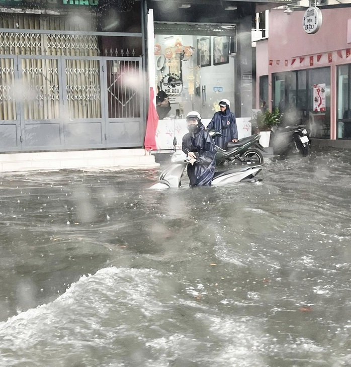 Đang tìm kiếm bé gái 10 tuổi bị nước cuốn trôi, nhiều nơi ở TP Biên Hòa ngập nặng- Ảnh 3. Đang tìm kiếm bé gái 10 tuổi bị nước cuốn trôi, nhiều nơi ở TP Biên Hòa ngập nặng- Ảnh 3.