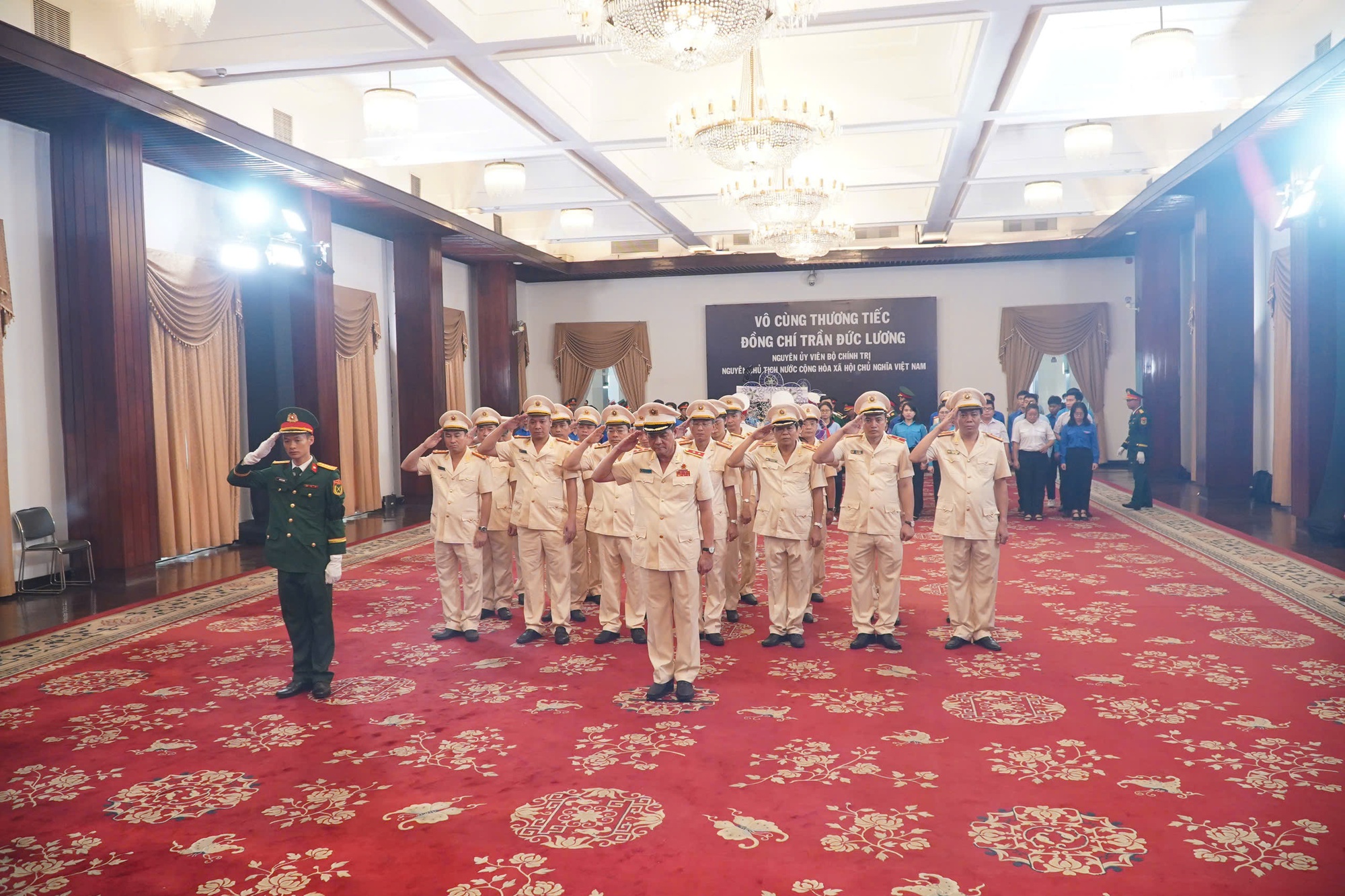 Nghẹn ngào xúc động tại lễ viếng nguyên Chủ tịch nước Trần Đức Lương tại TP HCM- Ảnh 10.