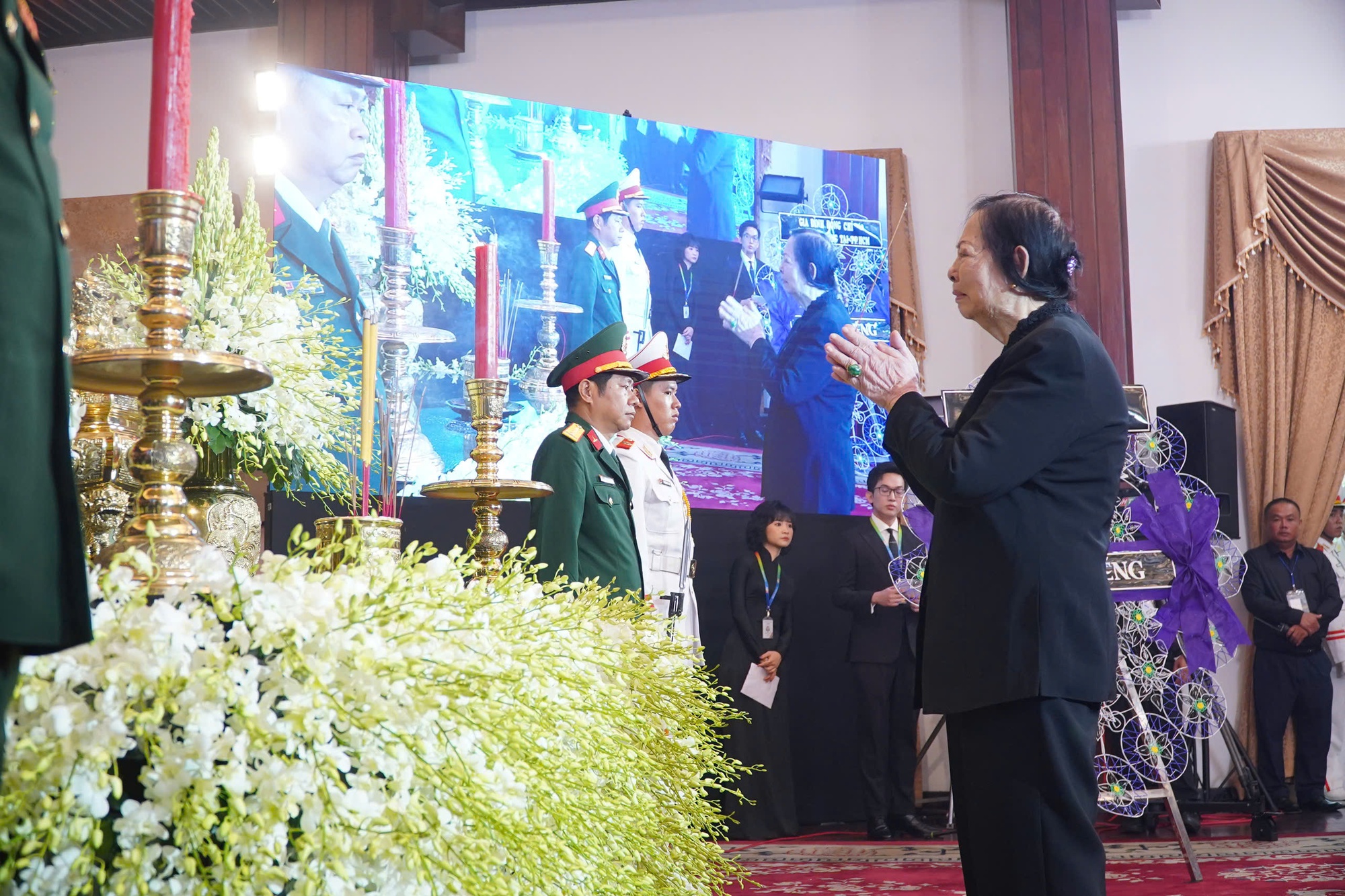 Nghẹn ngào xúc động tại lễ viếng nguyên Chủ tịch nước Trần Đức Lương tại TP HCM- Ảnh 18.