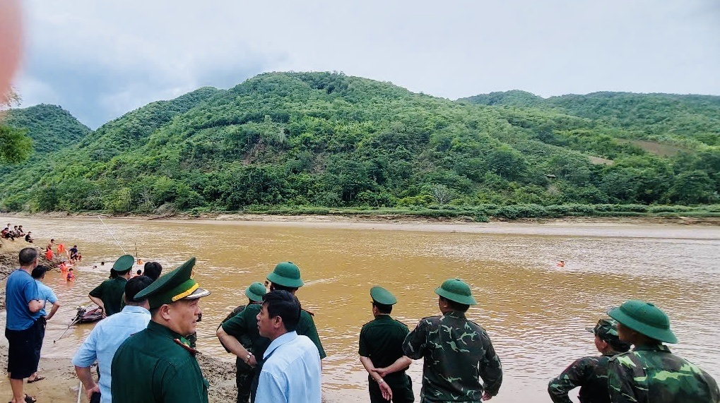 Lao xuống sông Mã cứu em, 2 chị em bị đuối nước tử vong- Ảnh 1.