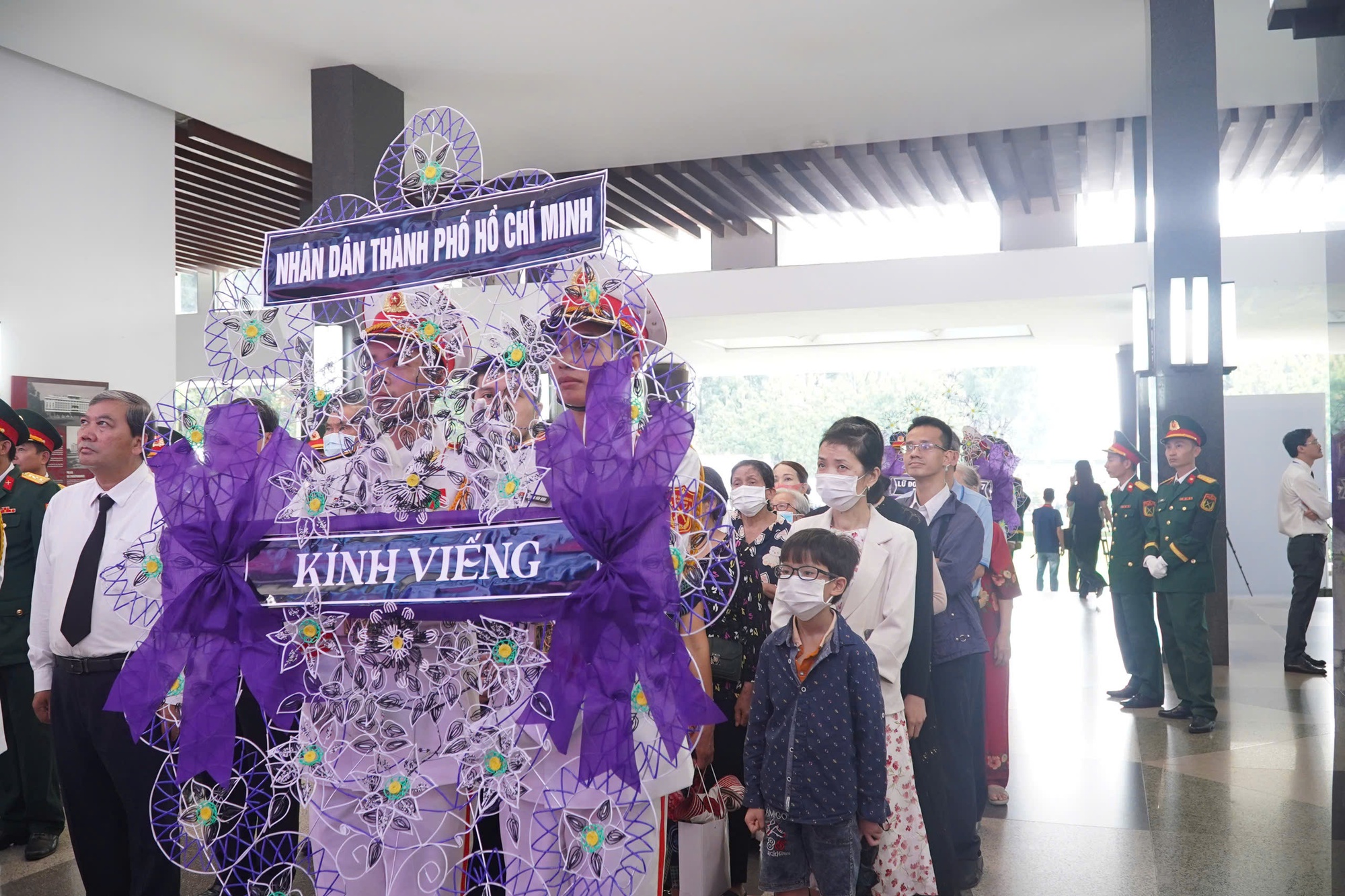 Nghẹn ngào xúc động tại lễ viếng nguyên Chủ tịch nước Trần Đức Lương tại TP HCM- Ảnh 14.