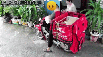 Xót xa hình ảnh nam shipper ngất xỉu ngay trên xe khi đang giao hàng cho khách- Ảnh 1.