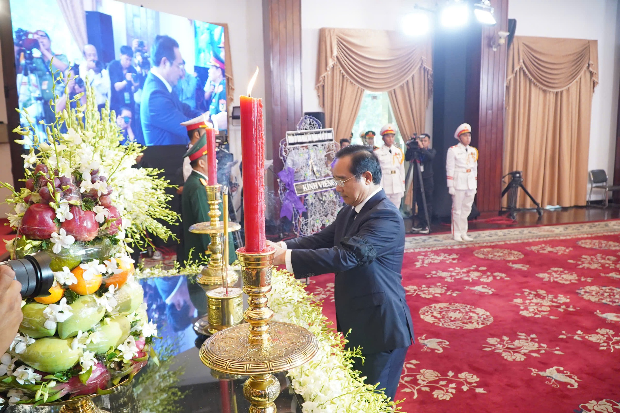 Nghẹn ngào xúc động tại lễ viếng nguyên Chủ tịch nước Trần Đức Lương tại TP HCM- Ảnh 7.