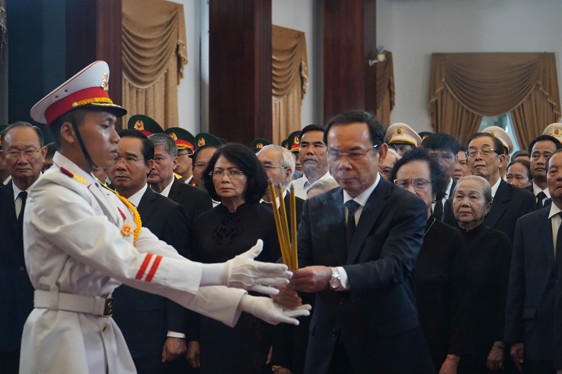Nghẹn ngào xúc động tại lễ viếng nguyên Chủ tịch nước Trần Đức Lương tại TP HCM- Ảnh 3.