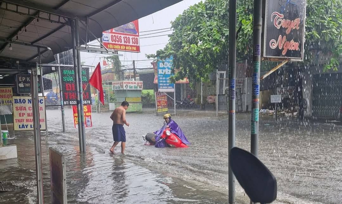 Đang tìm kiếm bé gái 10 tuổi bị nước cuốn trôi, nhiều nơi ở TP Biên Hòa ngập nặng- Ảnh 4. Đang tìm kiếm bé gái 10 tuổi bị nước cuốn trôi, nhiều nơi ở TP Biên Hòa ngập nặng- Ảnh 4.