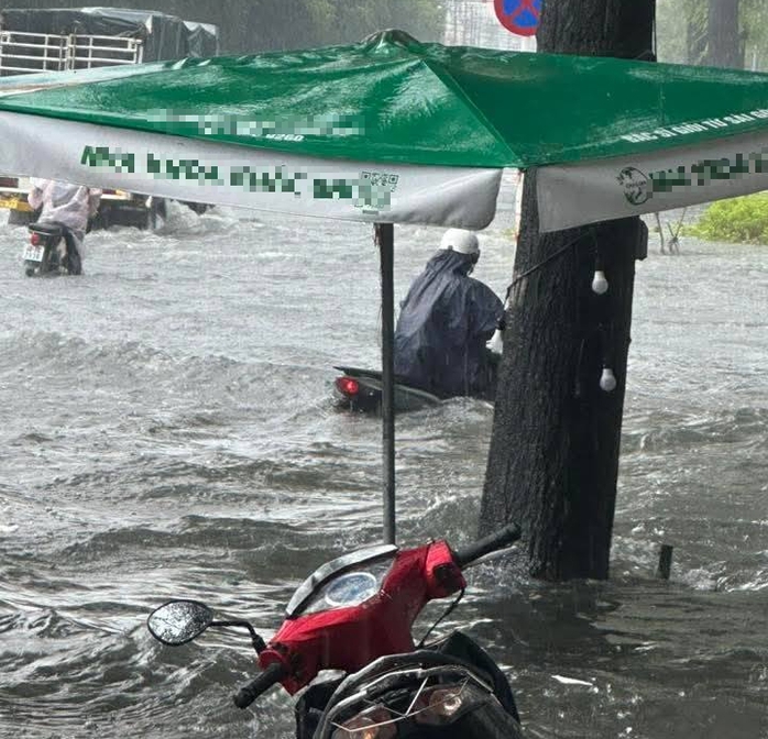 Đang tìm kiếm bé gái 10 tuổi bị nước cuốn trôi, nhiều nơi ở TP Biên Hòa ngập nặng- Ảnh 5. Đang tìm kiếm bé gái 10 tuổi bị nước cuốn trôi, nhiều nơi ở TP Biên Hòa ngập nặng- Ảnh 5.