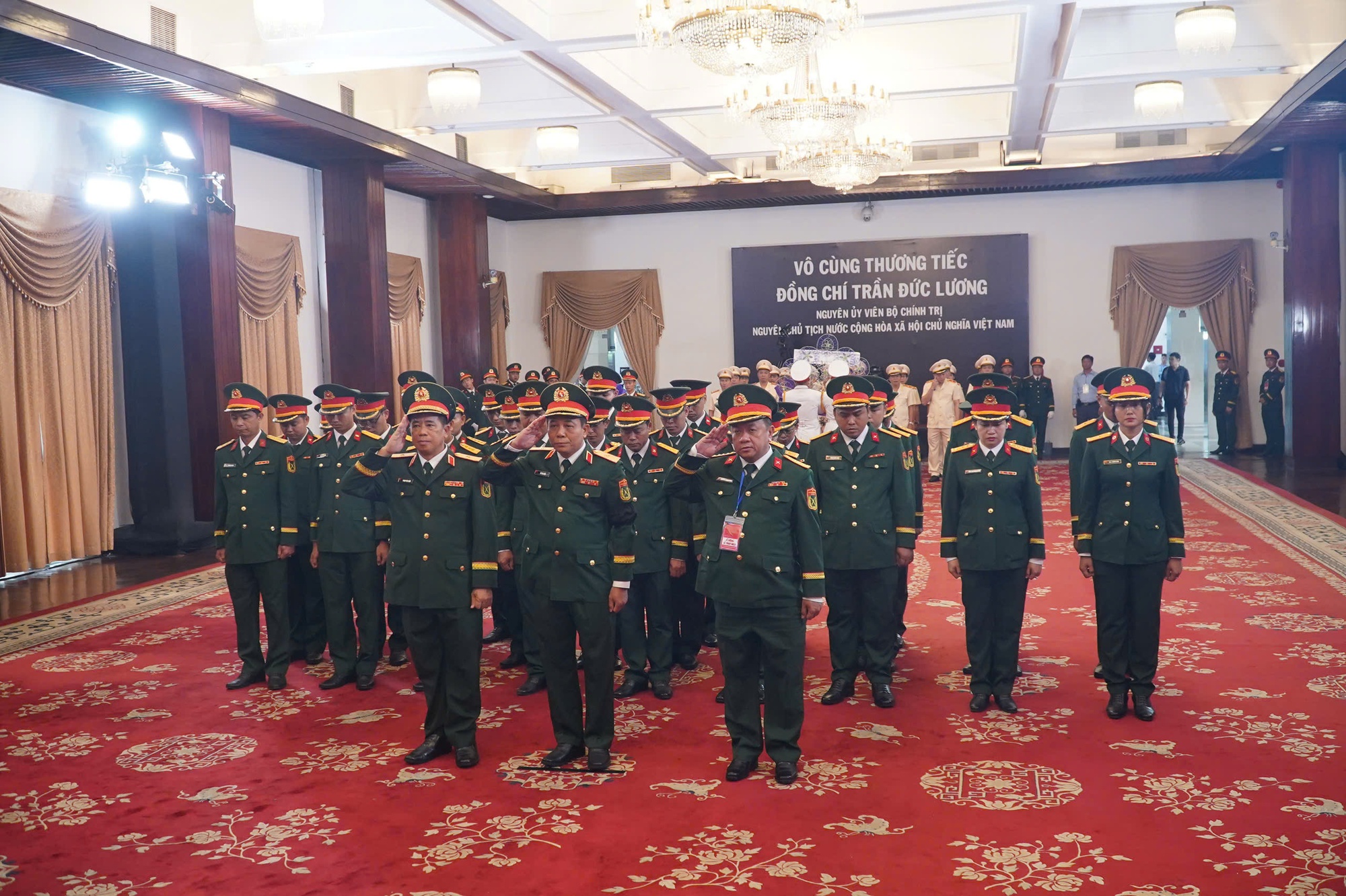 Nghẹn ngào xúc động tại lễ viếng nguyên Chủ tịch nước Trần Đức Lương tại TP HCM- Ảnh 9.