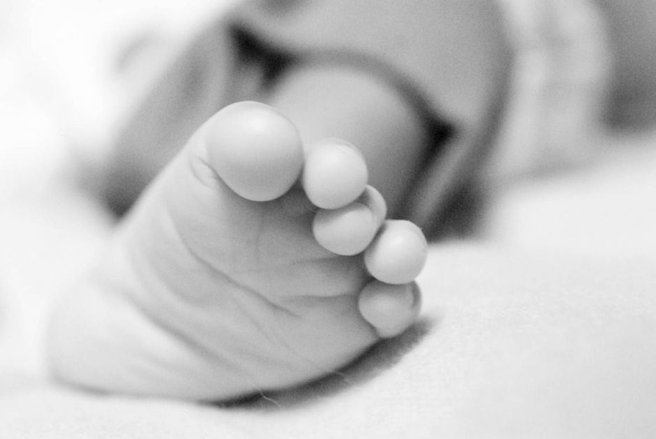 Cha say rượu nằm ngủ đè con gái 28 ngày tuổi tử vong vì ngạt thở- Ảnh 1.