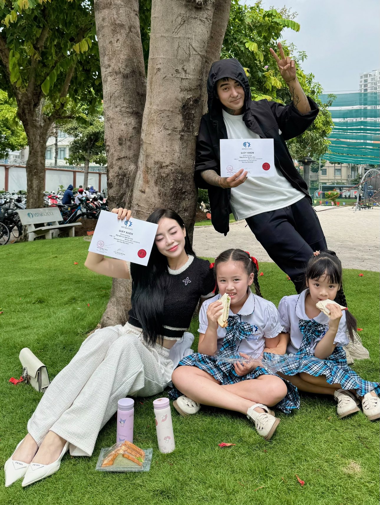 Nam ca sĩ nổi tiếng đăng loạt ảnh thương 2 con riêng của bạn gái lỡ một lần đò như con ruột- Ảnh 4. Nam ca sĩ nổi tiếng đăng loạt ảnh thương 2 con riêng của bạn gái lỡ một lần đò như con ruột- Ảnh 4.