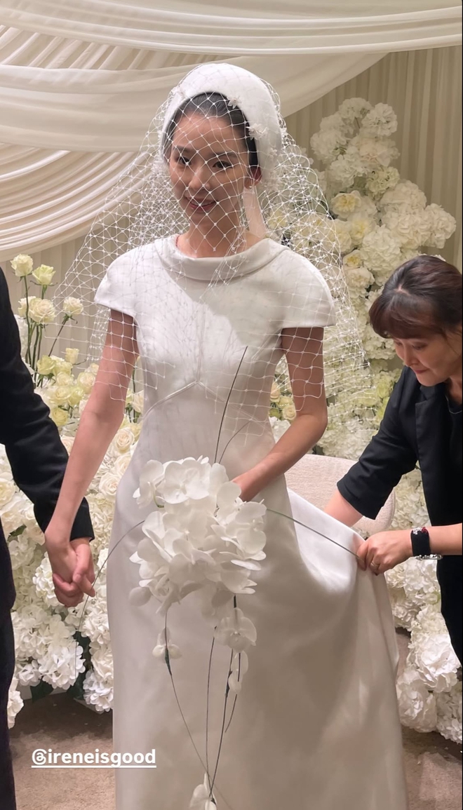 Irene lên xe hoa thật rồi: Diện 2 chiếc váy cưới đặc biệt, lại còn nhí nhố cùng Cha Eun Woo- Ảnh 6. Irene lên xe hoa thật rồi: Diện 2 chiếc váy cưới đặc biệt, lại còn nhí nhố cùng Cha Eun Woo- Ảnh 6.