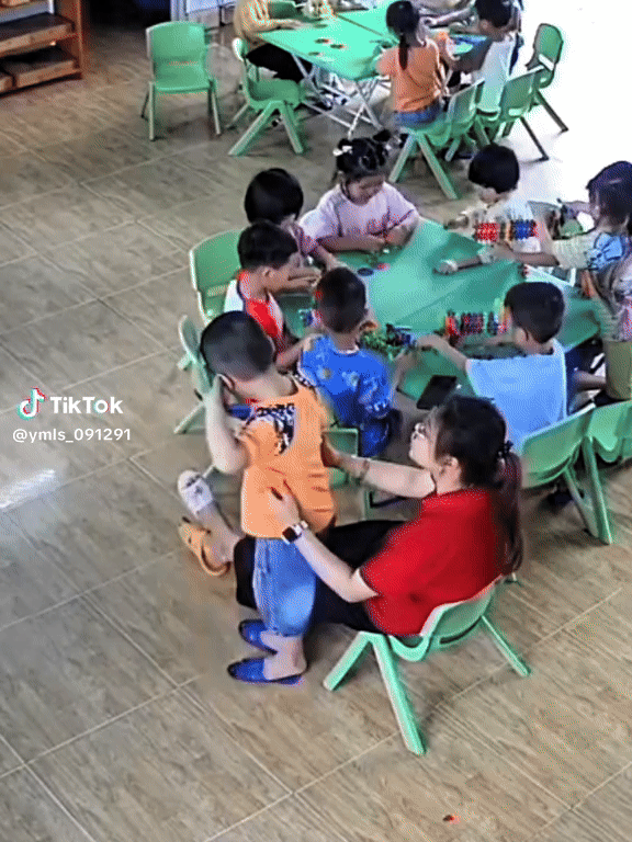 Hai cô trò ôm nhau tình cảm trong lớp mầm non, nhưng chỉ 1 giây sau 