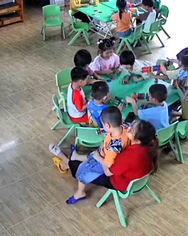 Hai cô trò ôm nhau tình cảm trong lớp mầm non, nhưng chỉ 1 giây sau 