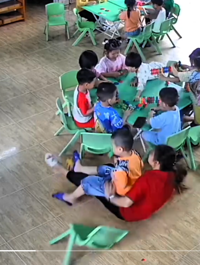 Hai cô trò ôm nhau tình cảm trong lớp mầm non, nhưng chỉ 1 giây sau 