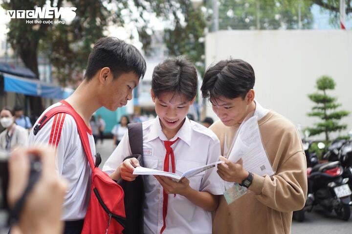 Gần 4.000 thí sinh bước vào kỳ thi lớp 10 đầu tiên tại TP.HCM- Ảnh 1.