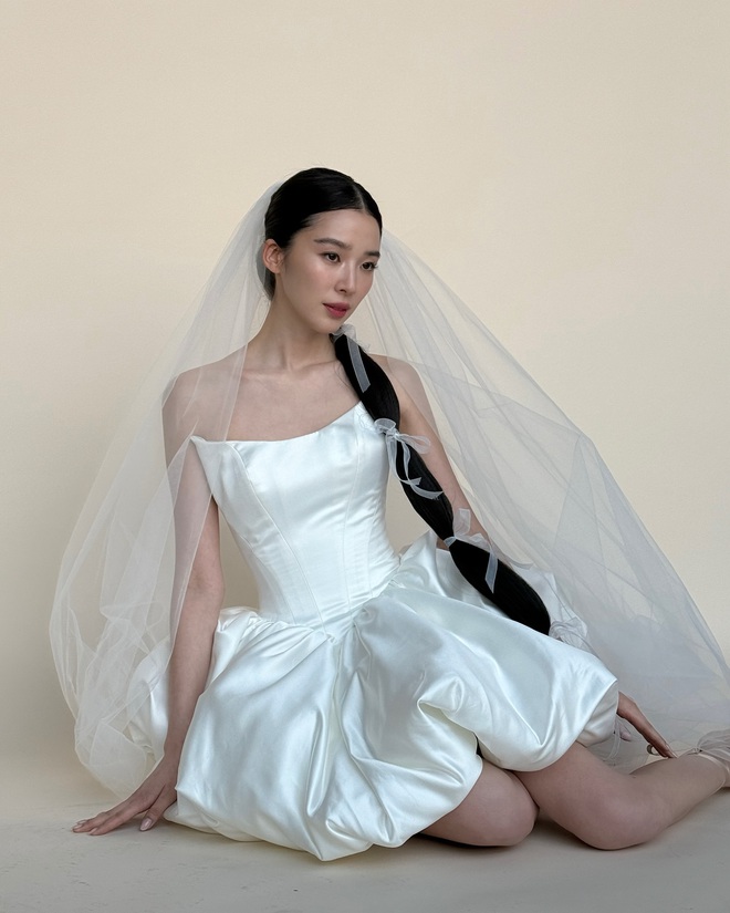 Irene lên xe hoa thật rồi: Diện 2 chiếc váy cưới đặc biệt, lại còn nhí nhố cùng Cha Eun Woo- Ảnh 8. Irene lên xe hoa thật rồi: Diện 2 chiếc váy cưới đặc biệt, lại còn nhí nhố cùng Cha Eun Woo- Ảnh 8.