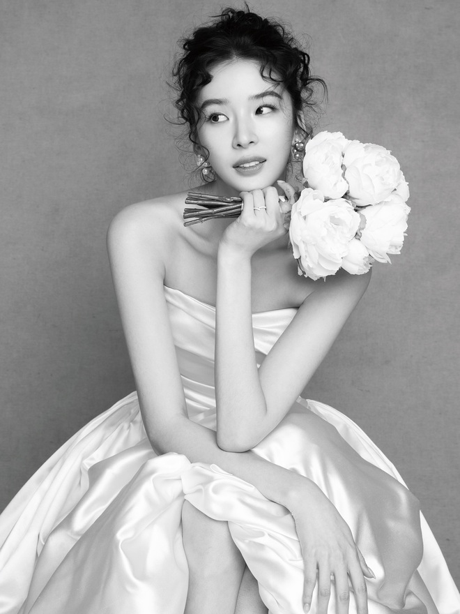 Irene lên xe hoa thật rồi: Diện 2 chiếc váy cưới đặc biệt, lại còn nhí nhố cùng Cha Eun Woo- Ảnh 12. Irene lên xe hoa thật rồi: Diện 2 chiếc váy cưới đặc biệt, lại còn nhí nhố cùng Cha Eun Woo- Ảnh 12.