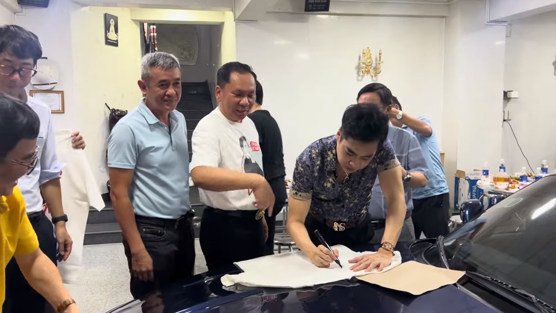 Ngọc Sơn mở tiệc trong biệt thự dát vàng 1000 tỷ, ai tới cũng được một thứ- Ảnh 1.