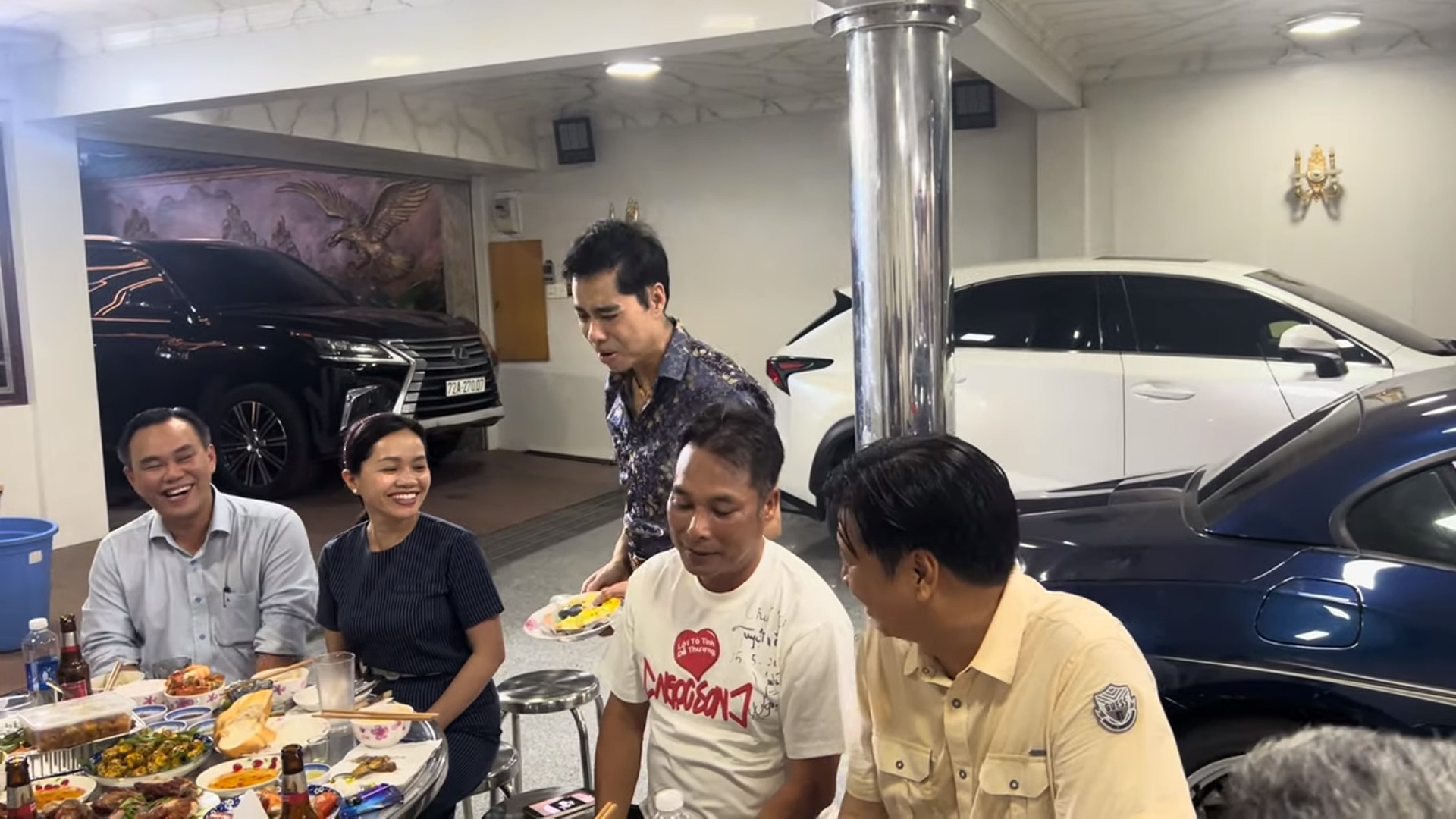 Ngọc Sơn mở tiệc trong biệt thự dát vàng 1000 tỷ, ai tới cũng được một thứ- Ảnh 2.