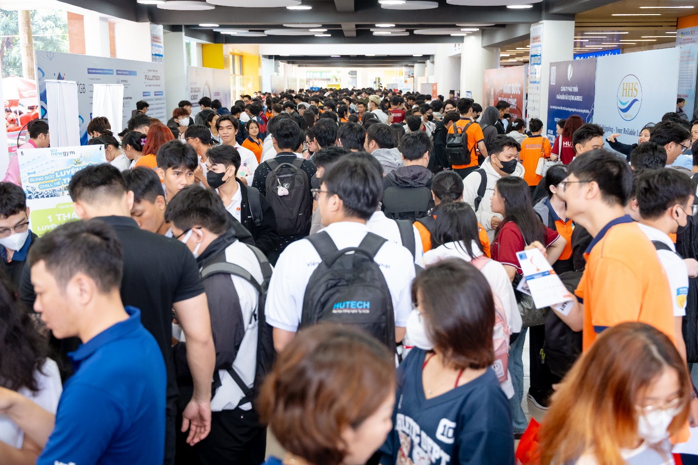 "Săn job" quốc tế, sinh viên HUTECH hội nhập thị trường lao động toàn cầu tại HUTECH International Job Fair 2025- Ảnh 1.