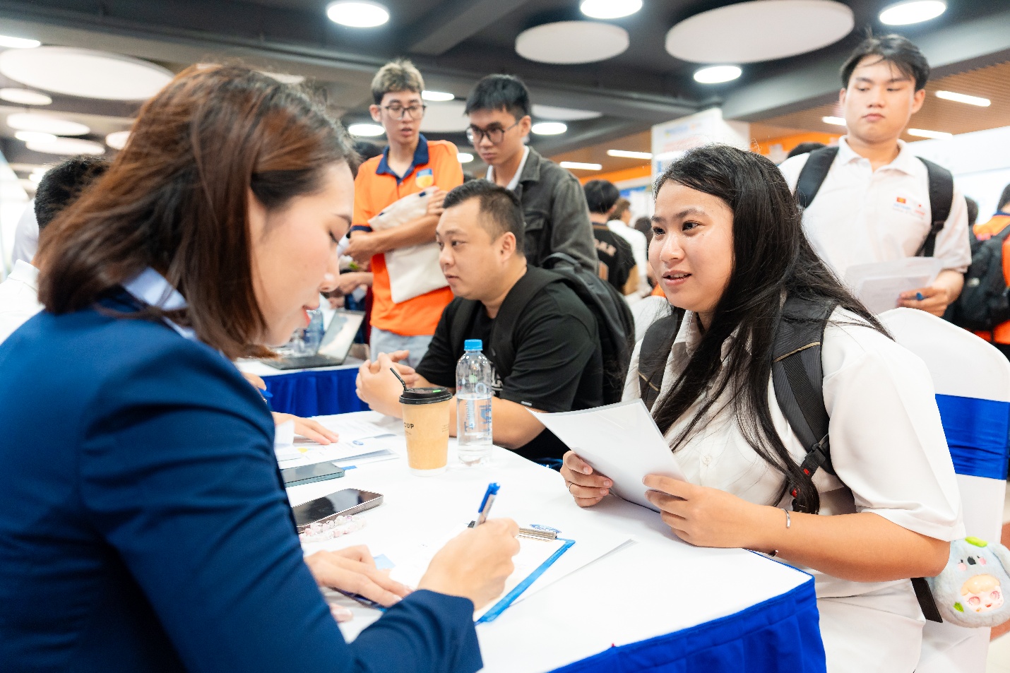 "Săn job" quốc tế, sinh viên HUTECH hội nhập thị trường lao động toàn cầu tại HUTECH International Job Fair 2025- Ảnh 2.