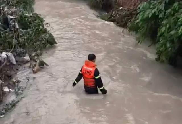 Bé gái 11 tuổi nghi bị nước cuốn mất tích sau cơn mưa lớn: Tranh thủ đi vớt ve chai trôi theo dòng nước- Ảnh 2.