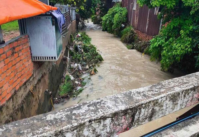 Bé gái 11 tuổi nghi bị nước cuốn mất tích sau cơn mưa lớn: Tranh thủ đi vớt ve chai trôi theo dòng nước- Ảnh 1.