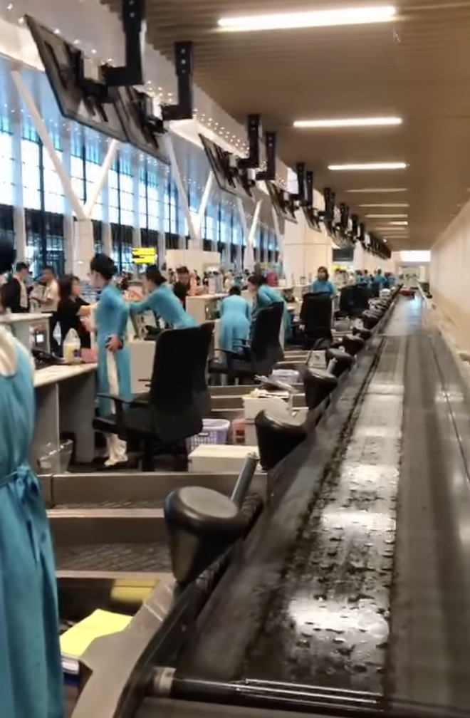 Nh&agrave; ga T3 T&acirc;n Sơn Nhất bị dột, nước dội xuống s&agrave;n- Ảnh 2.