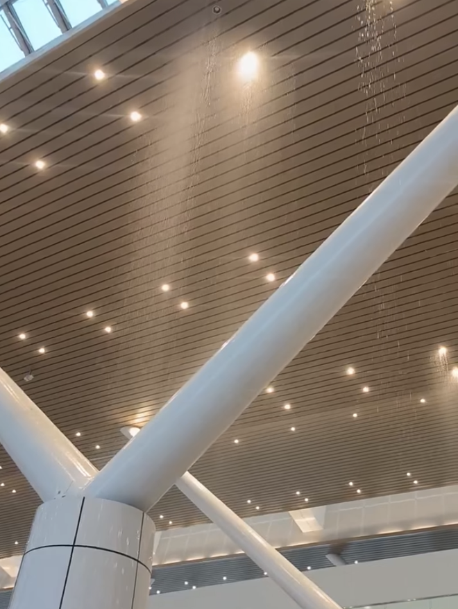 Nh&agrave; ga T3 T&acirc;n Sơn Nhất bị dột, nước dội xuống s&agrave;n- Ảnh 1.