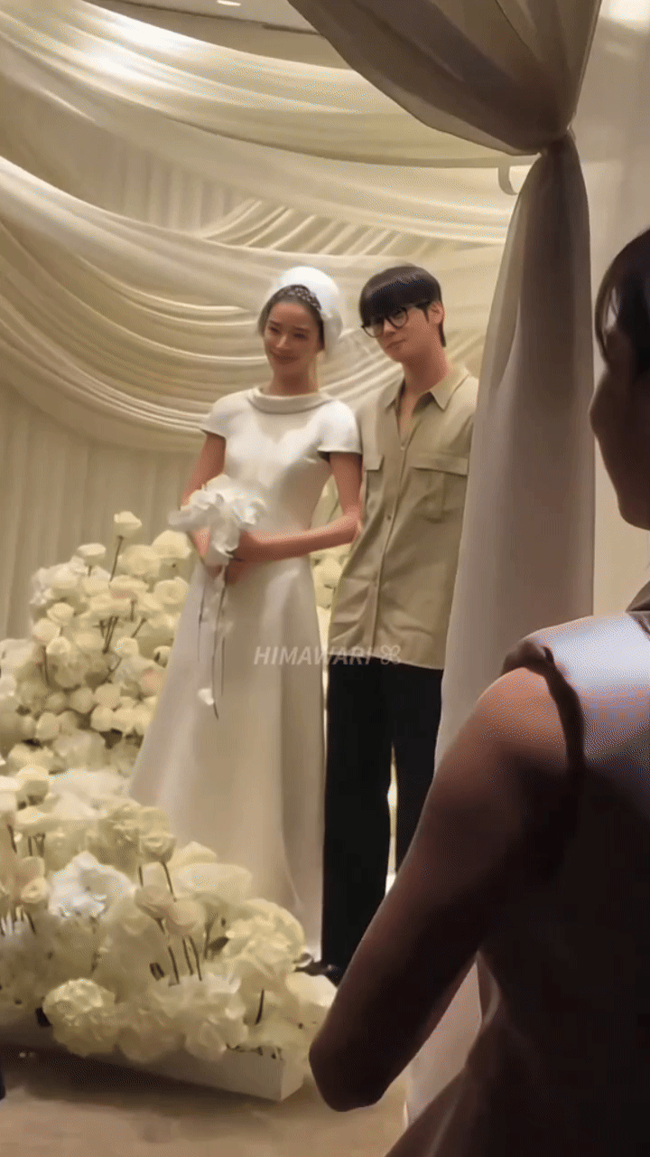 Irene lên xe hoa thật rồi: Diện 2 chiếc váy cưới đặc biệt, lại còn nhí nhố cùng Cha Eun Woo- Ảnh 7. Irene lên xe hoa thật rồi: Diện 2 chiếc váy cưới đặc biệt, lại còn nhí nhố cùng Cha Eun Woo- Ảnh 7.