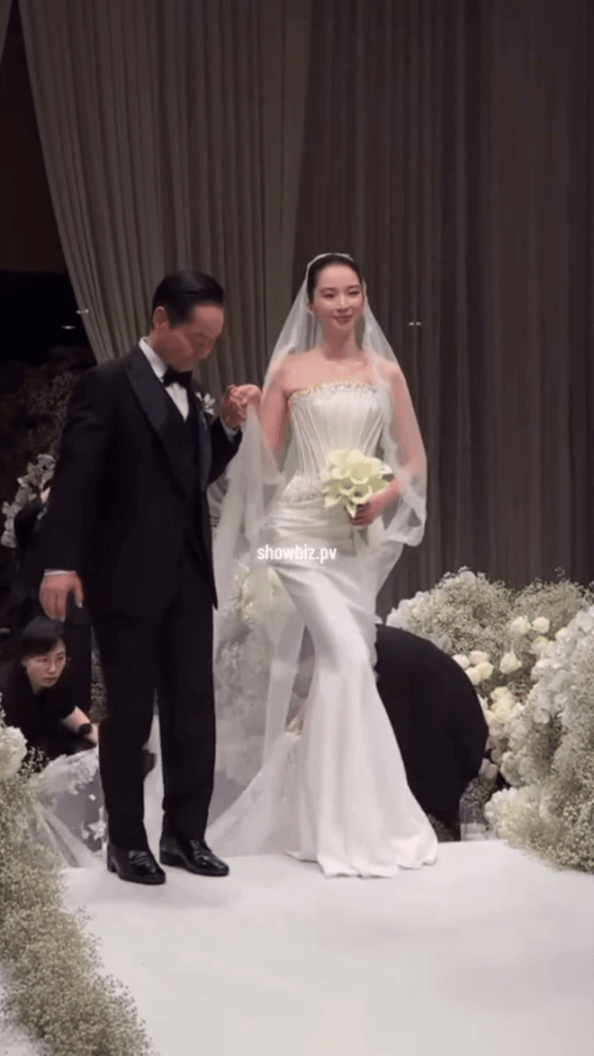Irene lên xe hoa thật rồi: Diện 2 chiếc váy cưới đặc biệt, lại còn nhí nhố cùng Cha Eun Woo- Ảnh 1. Irene lên xe hoa thật rồi: Diện 2 chiếc váy cưới đặc biệt, lại còn nhí nhố cùng Cha Eun Woo- Ảnh 1.