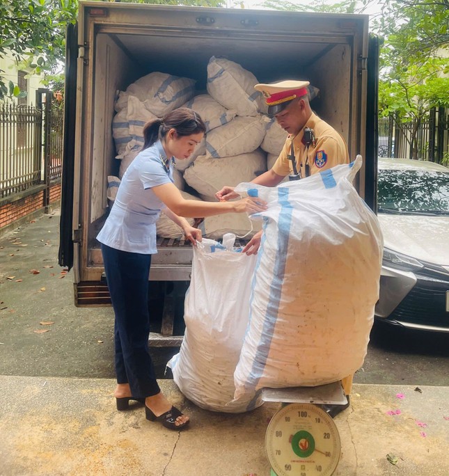 Hà Nội: Bắt giữ hơn 1 tấn chân gà chiên không rõ nguồn gốc- Ảnh 5.