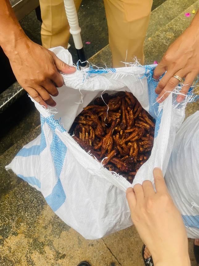 Hà Nội: Bắt giữ hơn 1 tấn chân gà chiên không rõ nguồn gốc- Ảnh 2.