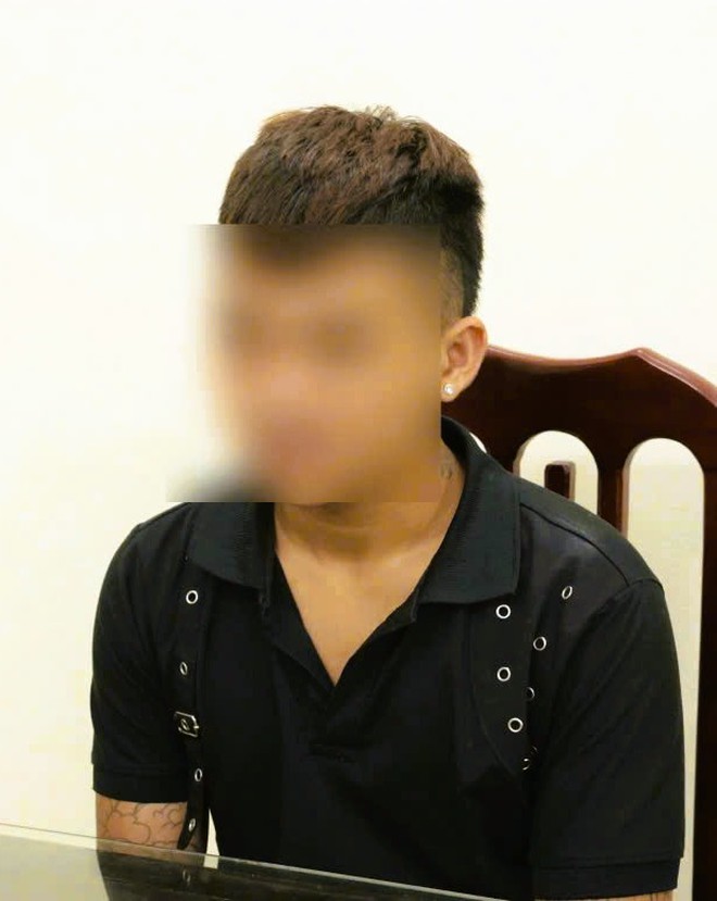 2 "bố con" rủ nhau đi "chăn dắt" rồi cưỡng đoạt tiền của nữ nhân viên quán hát mới 14 tuổi- Ảnh 1.