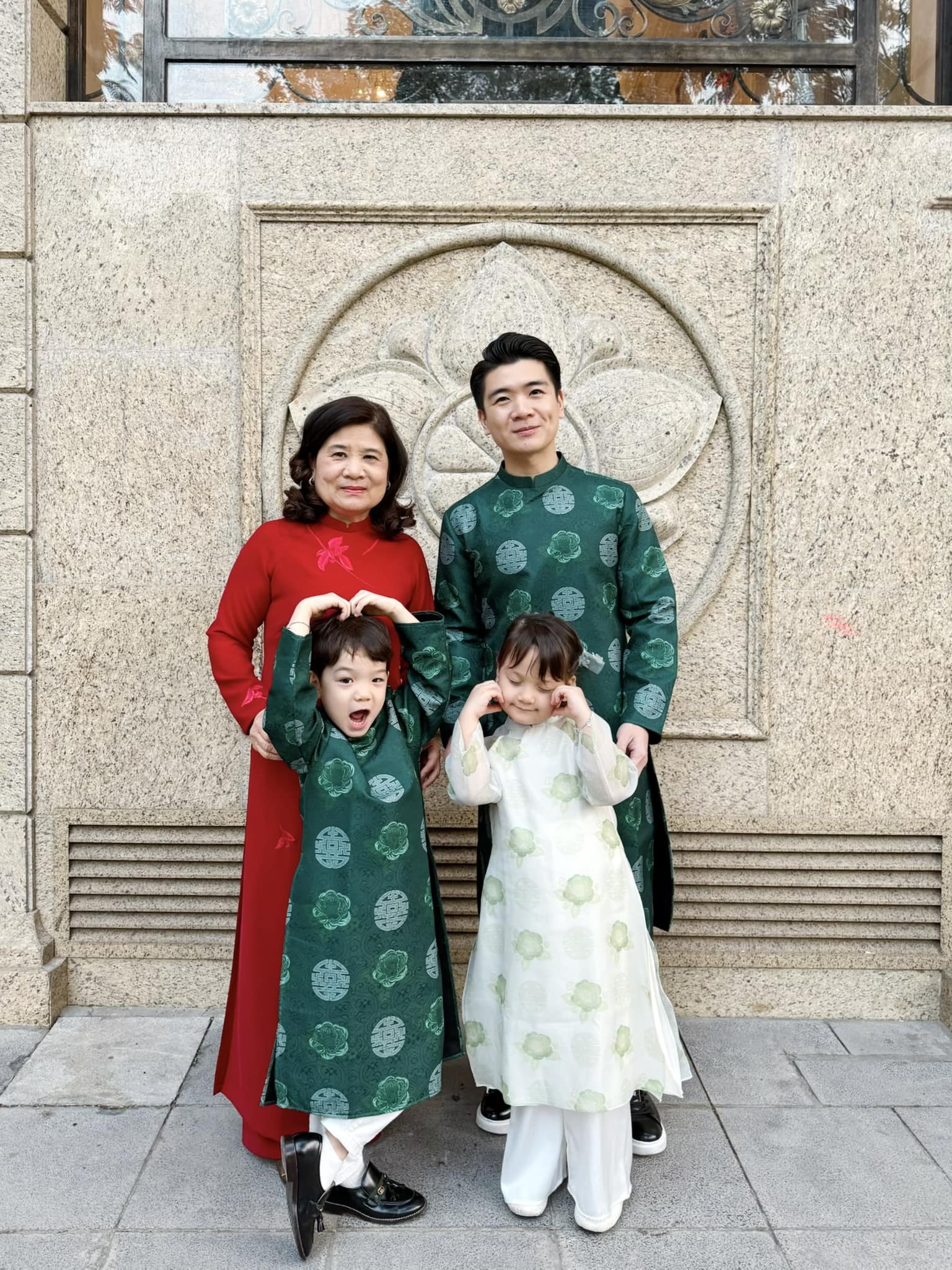 Thiếu gia nhà bầu Hiển khoe ảnh hiếm con thứ 3, không phải Đỗ Mỹ Linh, người phụ nữ đặc biệt lộ diện hỗ trợ- Ảnh 3.