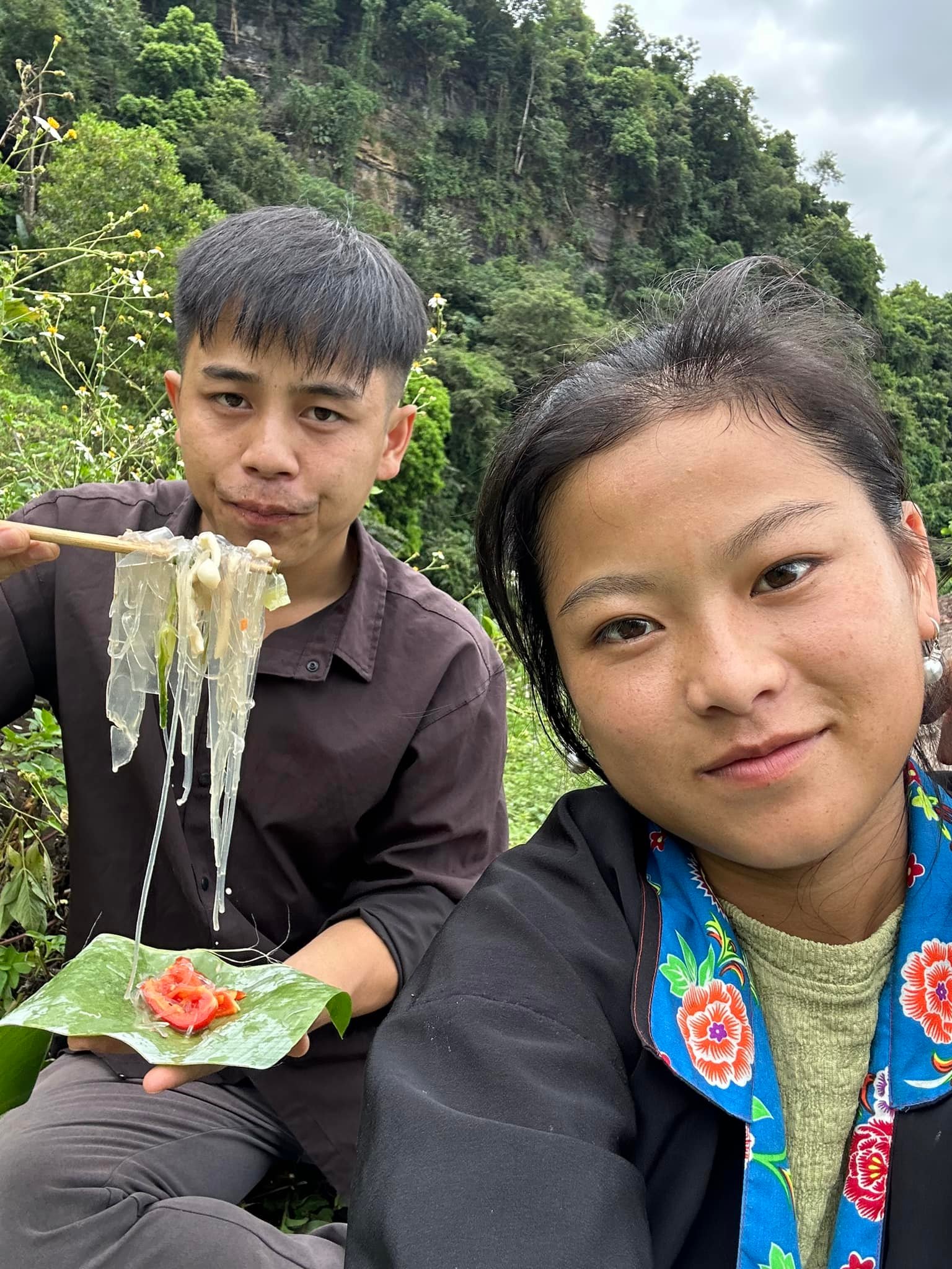 Profile đáng chú ý của người đối đầu vợ chồng “trùm miến dong” Sùng Bầu- Ảnh 1.