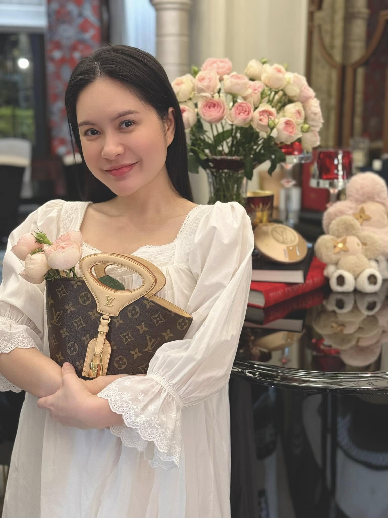 Cuộc sống nhiều ồn ào của nữ nghệ sĩ ở biệt thự 300m2 quận 7, xây biệt thự 400 tỷ đầy bí ẩn- Ảnh 6.