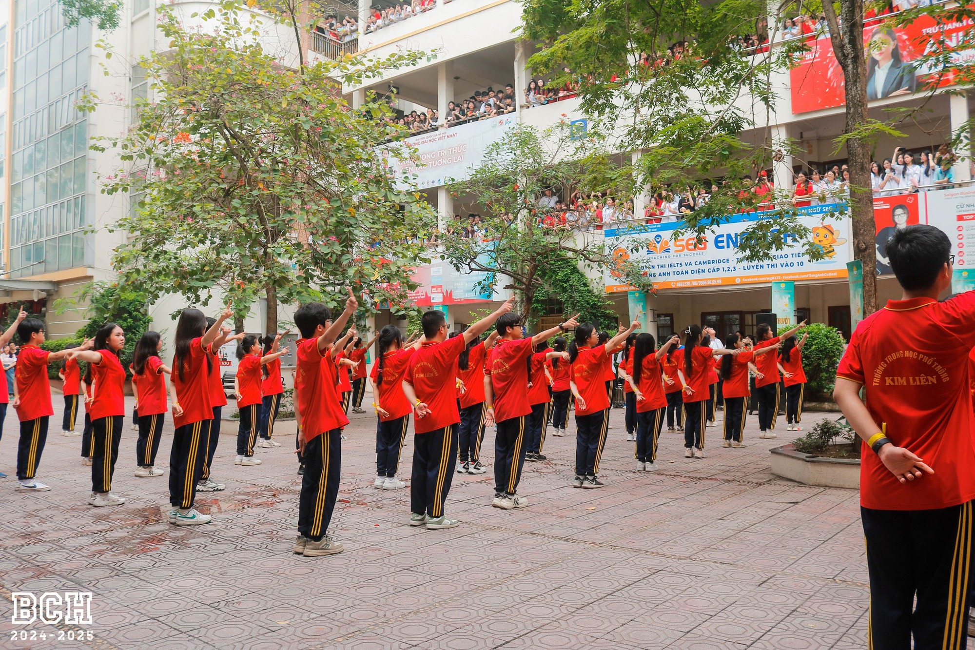 Hàng trăm chiếc máy bay giấy phủ kín một ngôi trường ở Hà Nội- Ảnh 3.