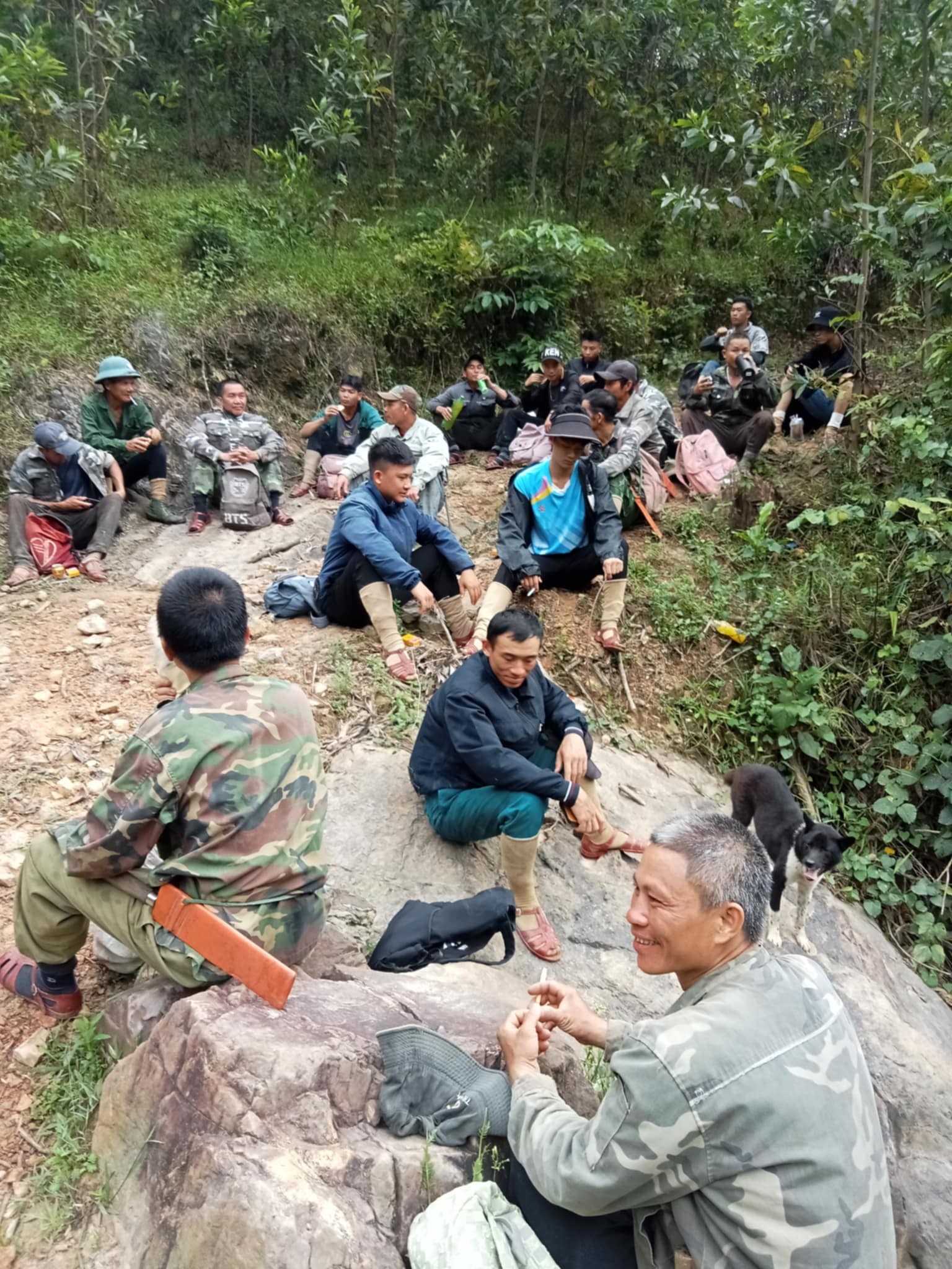 Cả làng vào rừng tìm người đàn ông mất tích bí ẩn ở Quảng Bình- Ảnh 1.