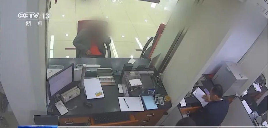 2 thanh niên đến ngân hàng rút 720 triệu đồng, nhân viên phát hiện tài khoản đã 3 năm không hoạt động, gọi cảnh sát vào cuộc điều tra- Ảnh 1.