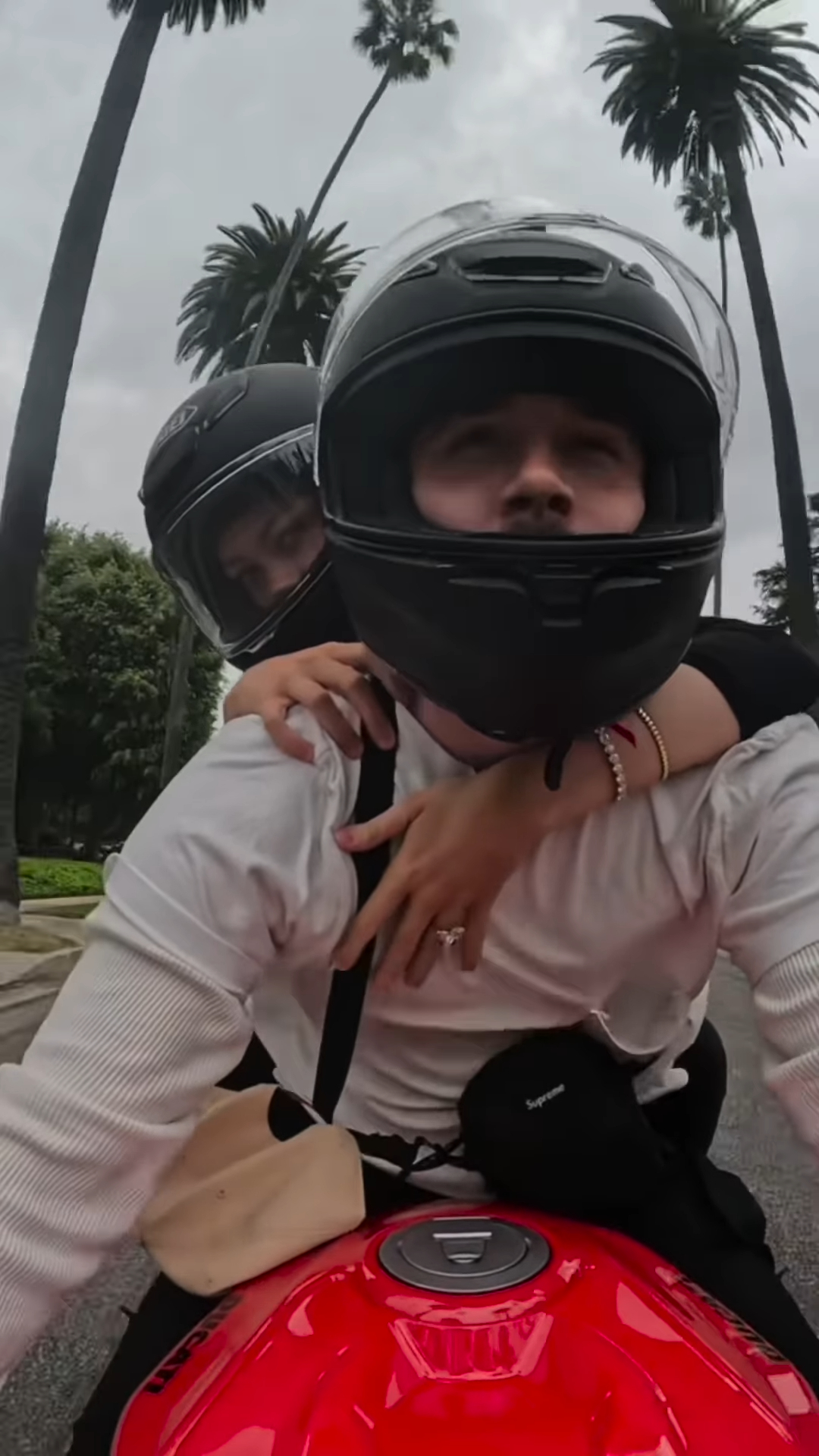 Căng đét: Con trai cả nhà Beckham tuyên bố luôn chọn vợ, bất chấp nỗ lực hàn gắn rạn nứt của David và Victoria- Ảnh 1.