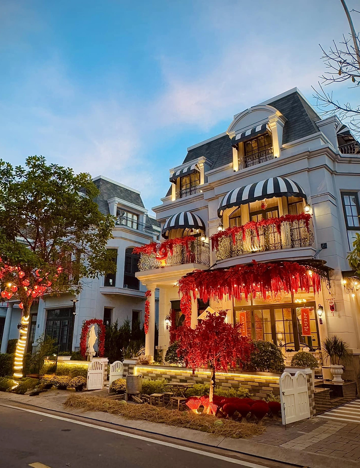 Cuộc sống nhiều ồn ào của nữ nghệ sĩ ở biệt thự 300m2 quận 7, xây biệt thự 400 tỷ đầy bí ẩn- Ảnh 2.
