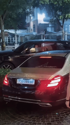 "Cam thường" tóm gọn Quang Hải lái xế hộp bạc tỷ đón Chu Thanh Huyền, nhan sắc nàng WAG sang chảnh gây chú ý- Ảnh 1.