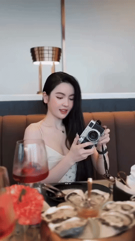 "Cam thường" tóm gọn Quang Hải lái xế hộp bạc tỷ đón Chu Thanh Huyền, nhan sắc nàng WAG sang chảnh gây chú ý- Ảnh 3.