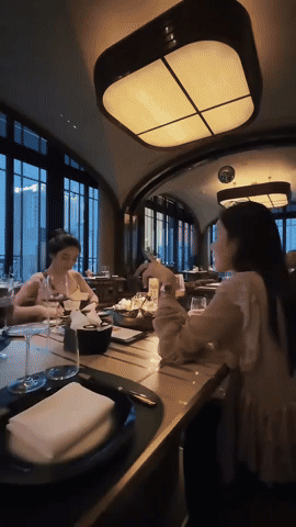 "Cam thường" tóm gọn Quang Hải lái xế hộp bạc tỷ đón Chu Thanh Huyền, nhan sắc nàng WAG sang chảnh gây chú ý- Ảnh 2.